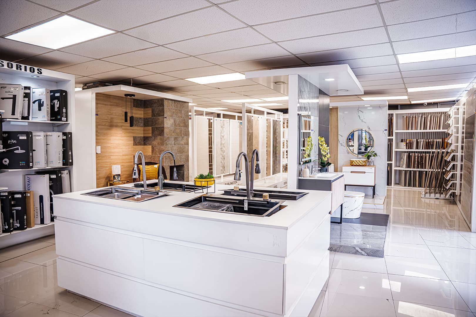 Showroom de acabados para cocinas y baños de CHIMG
