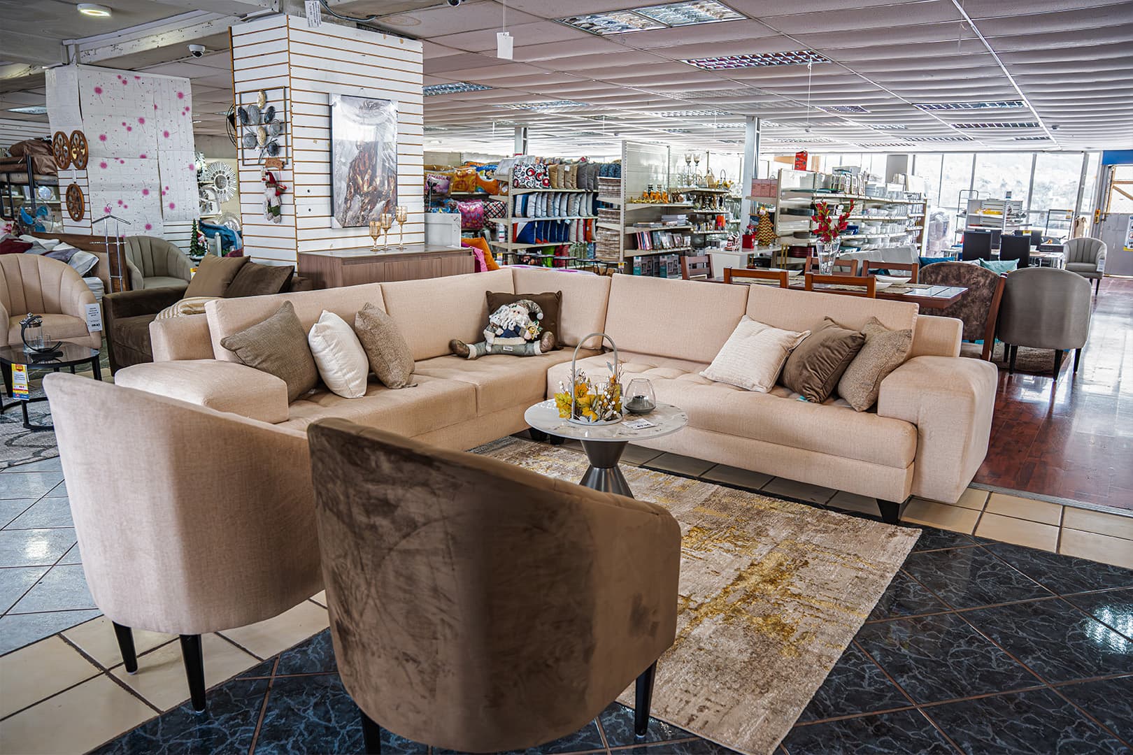 Exhibición de muebles de sala y comedores en CHIMG