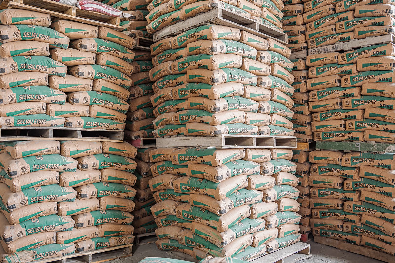 Materiales y sacos de cemento en bodega